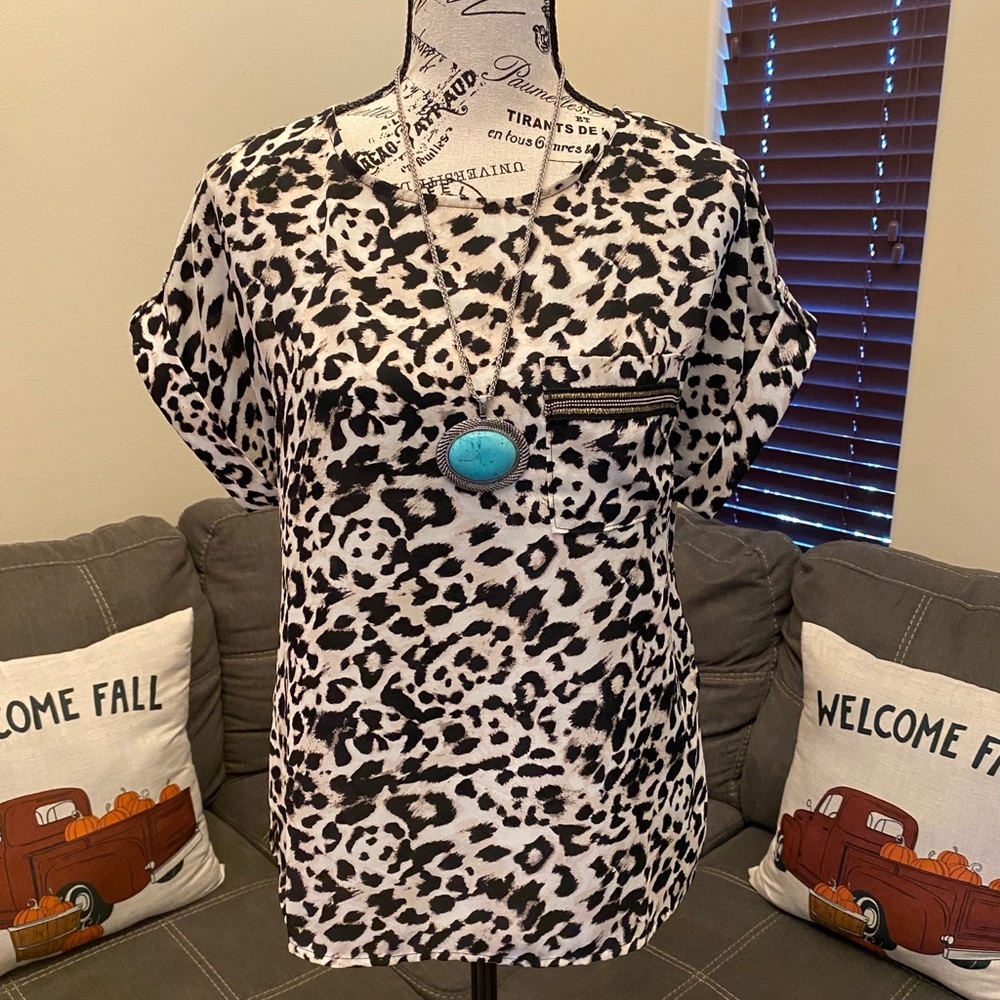 Leopard print blouse size XS Petite ❤️